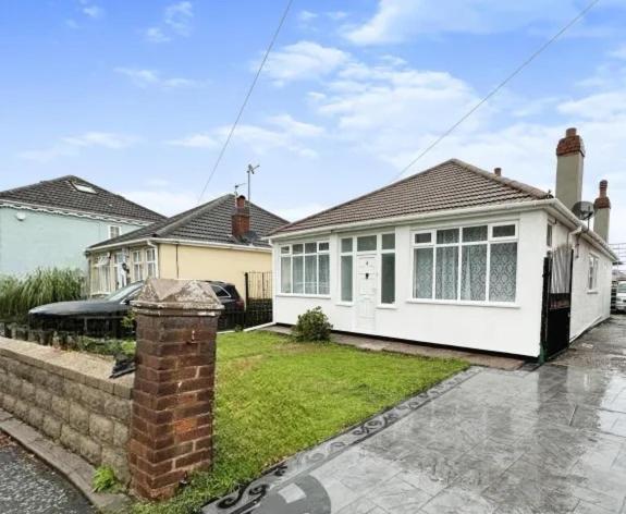 ホテル Uplands Grove Bungalow ウォルヴァーハンプトン エクステリア 写真